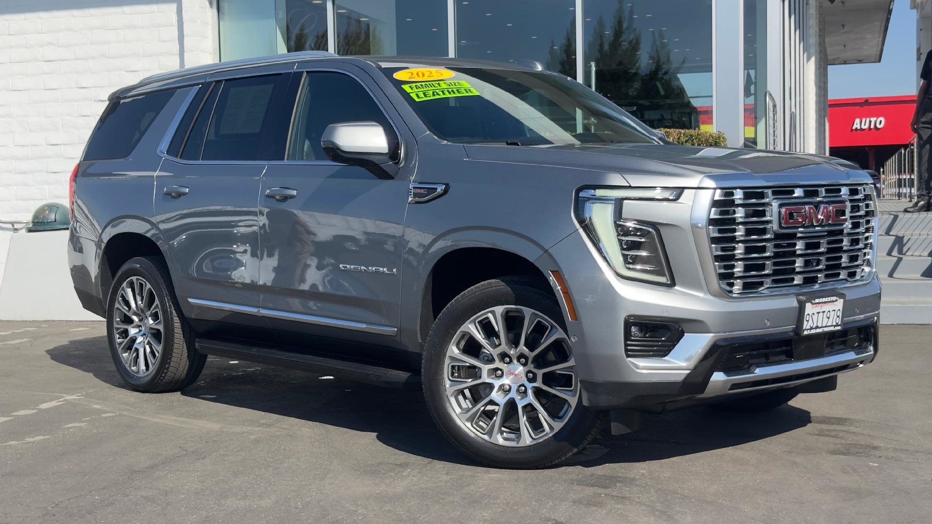 Used 2025 GMC Yukon Denali AWD/4WD image 2