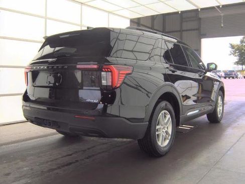 Used 2025 Ford Explorer Active AWD/4WD image 5
