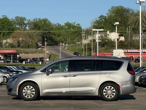 Used 2018 Chrysler Pacifica Touring-L FWD image 5