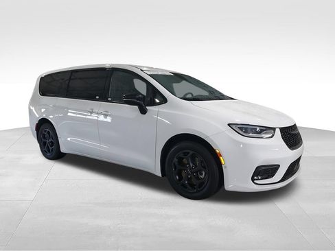 Used 2024 Chrysler Pacifica Limited FWD image 2