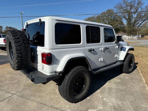Used 2018 Jeep Wrangler Unlimited Sahara image 4