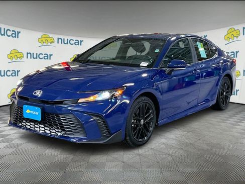 Used 2025 Toyota Camry SE image 3