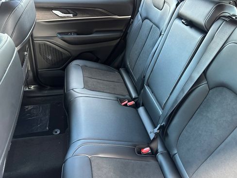 New 2026 Jeep Grand Cherokee Altitude image 9