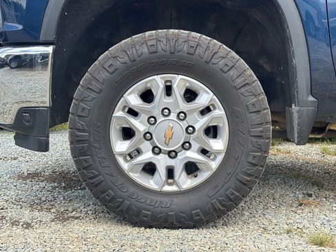 Used 2021 Chevrolet Silverado 2500 LT w/ Convenience Package AWD/4WD image 3