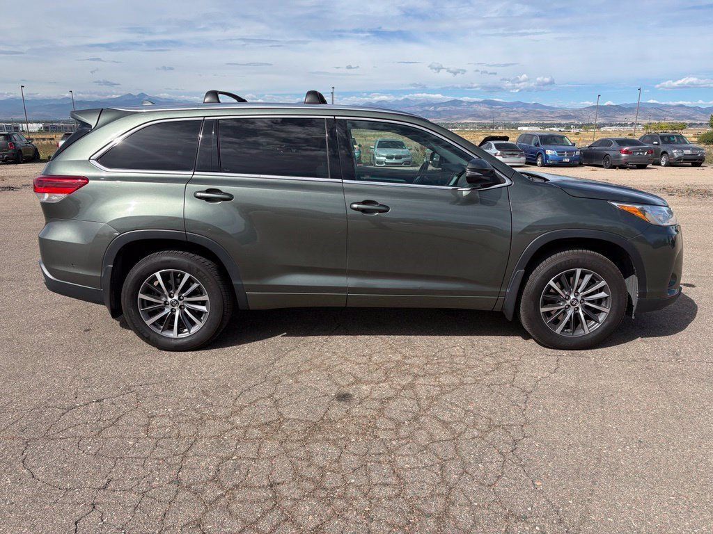Used 2017 Toyota Highlander XLE AWD/4WD image 4