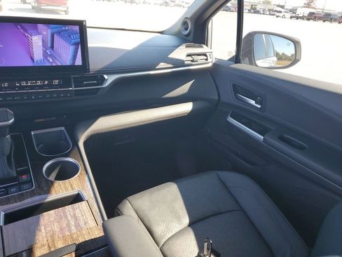 Used 2025 Toyota Sienna Platinum image 11