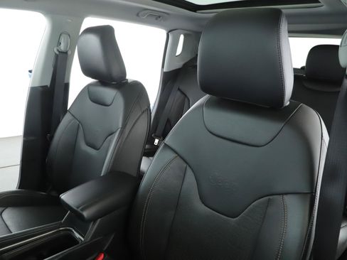 Used 2022 Jeep Compass Latitude w/ Sun and Sound Group AWD/4WD image 4