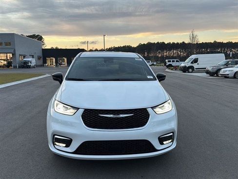 New 2026 Chrysler Pacifica Select image 3