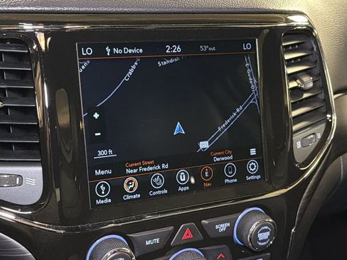 Used 2021 Jeep Grand Cherokee Laredo X image 27