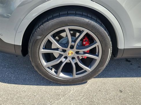 Used 2024 Porsche Cayenne S image 10