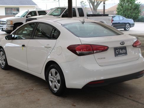 Used 2017 Kia Forte LX image 7