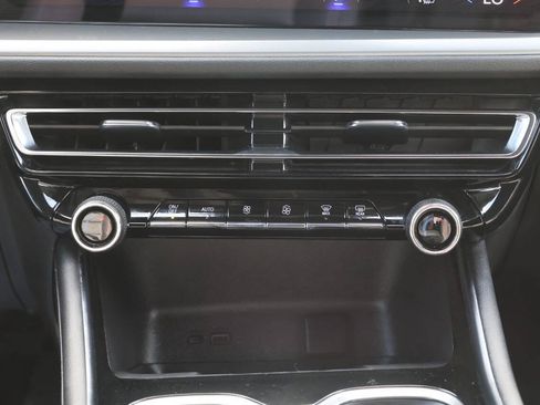 Used 2025 Chevrolet Traverse LT w/ Driver Confidence Package AWD/4WD image 22