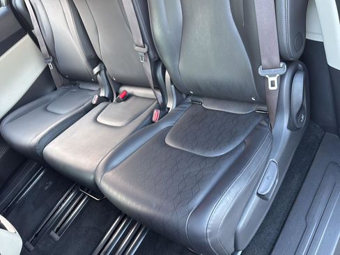 Used 2024 Kia Carnival LX FWD image 18