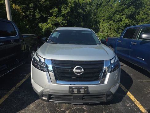 Used 2024 Nissan Pathfinder S AWD/4WD image 2