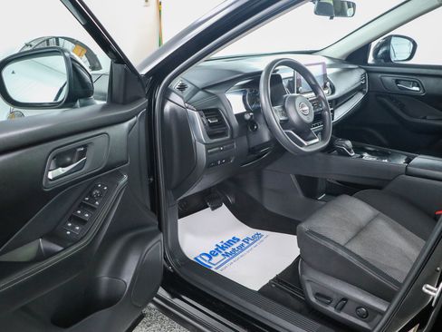 Used 2024 Nissan Rogue SV FWD image 3