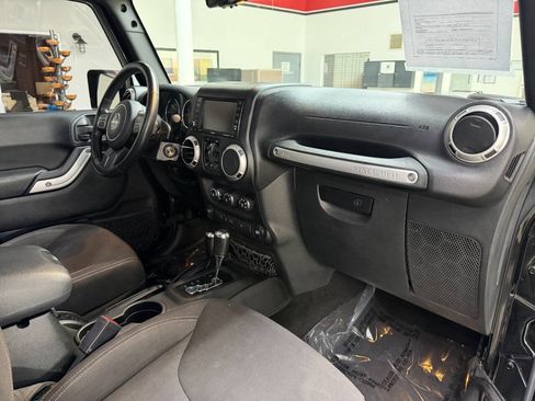 Used 2017 Jeep Wrangler Unlimited Sahara w/ Dual Top Group AWD/4WD image 18