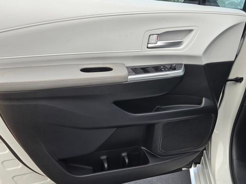 Used 2026 Toyota Sienna XLE FWD image 9