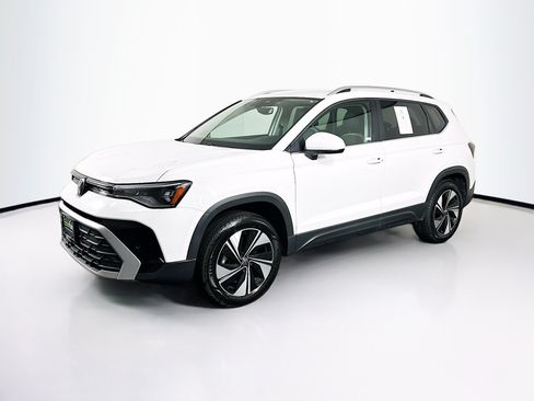 Used 2025 Volkswagen Taos SE AWD/4WD image 3