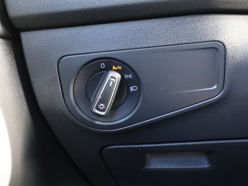 Used 2022 Volkswagen Tiguan SE w/ Panoramic Sunroof Package image 38