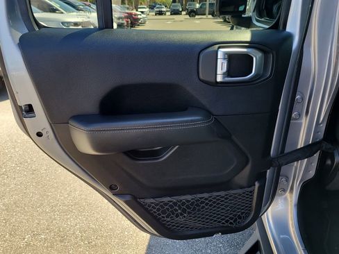 Used 2019 Jeep Wrangler Unlimited Sahara AWD/4WD image 9