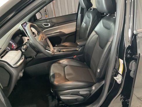 Used 2025 Jeep Compass Latitude image 3