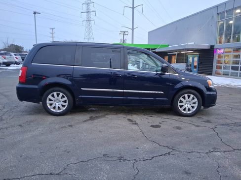 Used 2013 Chrysler Town & Country Touring image 4