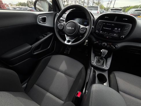 Used 2025 Kia Soul LX w/ LX Technology Package FWD image 32