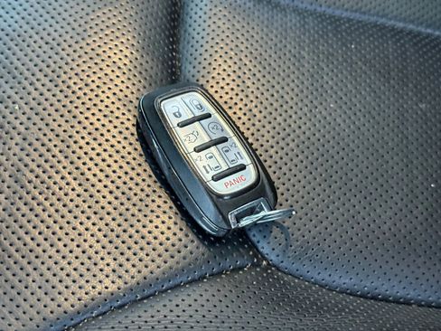 Used 2018 Chrysler Pacifica Limited image 47