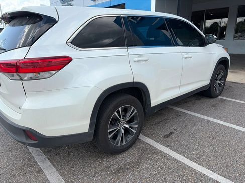 Used 2019 Toyota Highlander Plus FWD image 5