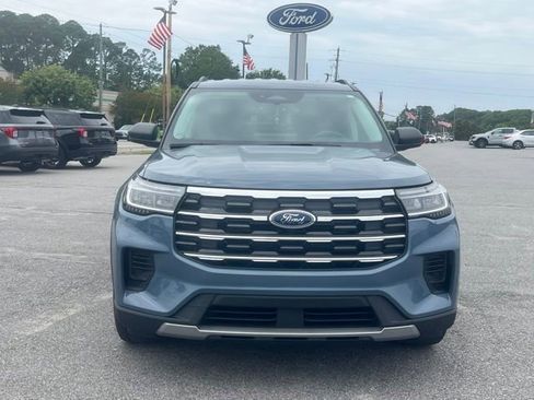 Used 2025 Ford Explorer Active RWD image 2