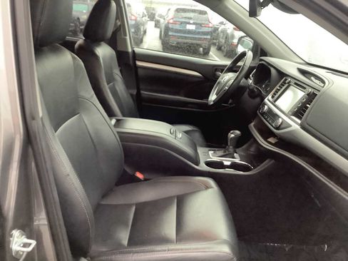 Used 2019 Toyota Highlander XLE AWD/4WD image 15