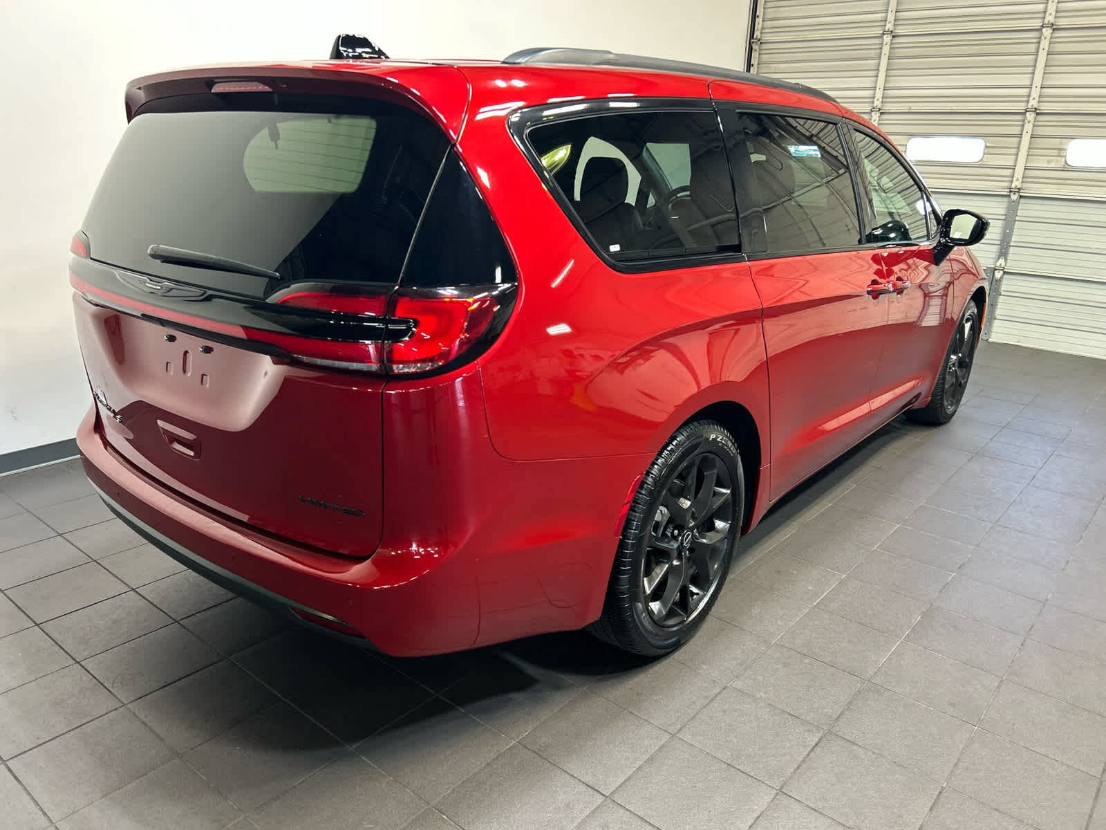 Used 2025 Chrysler Pacifica Limited FWD image 3
