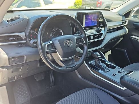 Used 2024 Toyota Highlander LE FWD image 16
