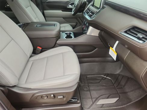 Used 2024 Chevrolet Suburban LT w/ LT Signature Plus Package RWD image 28