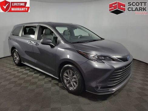 Used 2025 Toyota Sienna XLE FWD image 1