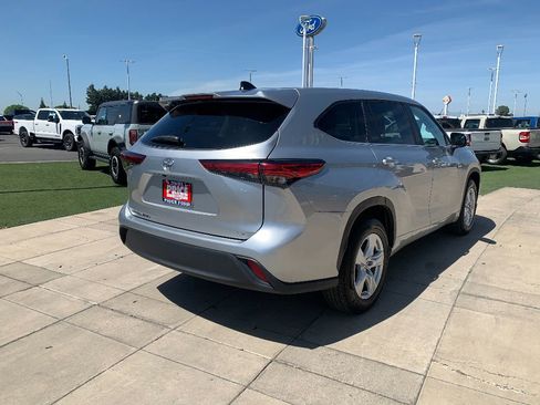 Used 2023 Toyota Highlander LE image 7
