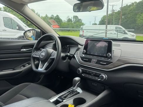 Used 2025 Nissan Altima 2.5 SV FWD image 10