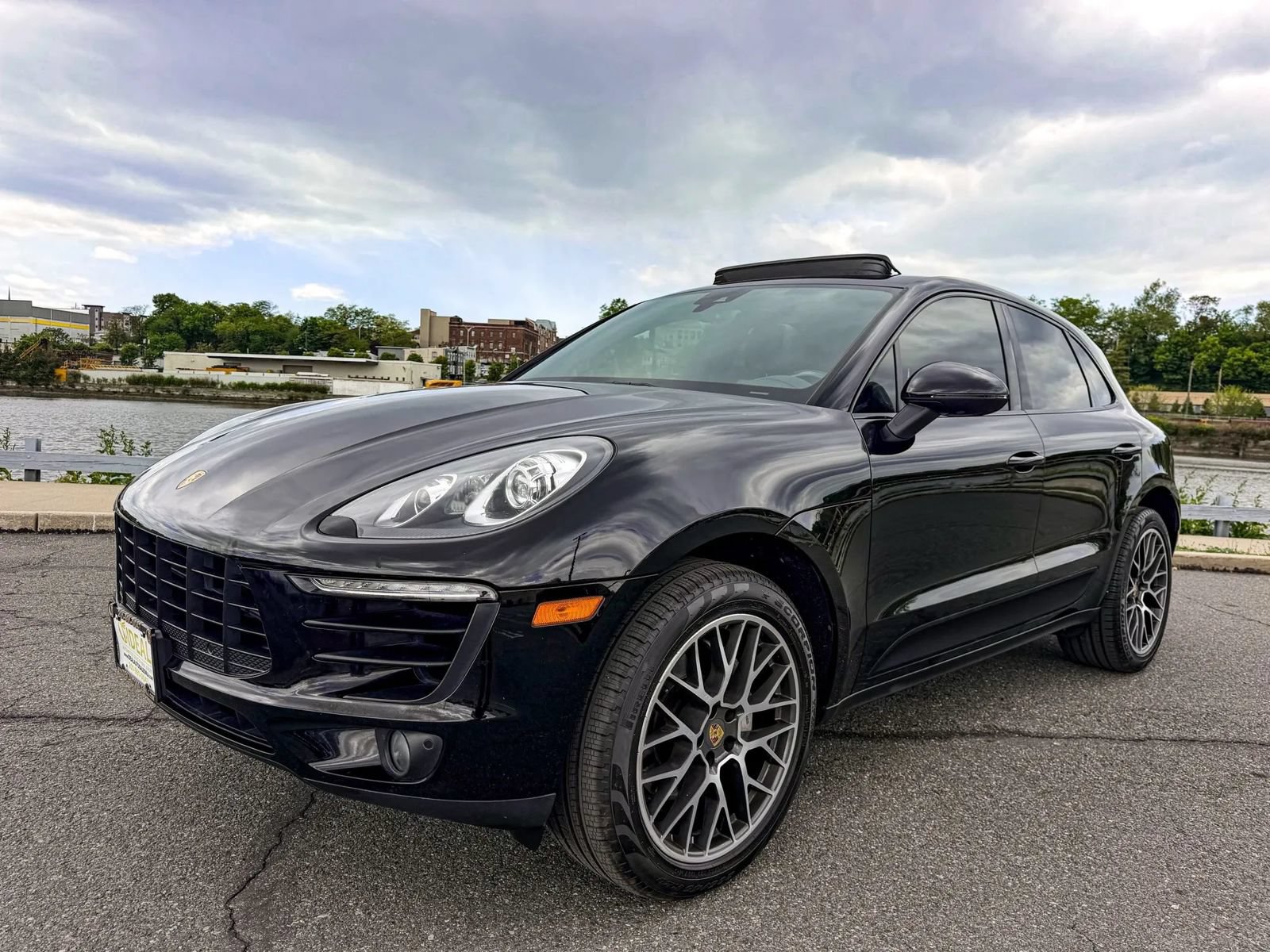 Used 2017 Porsche Macan S AWD/4WD image 3