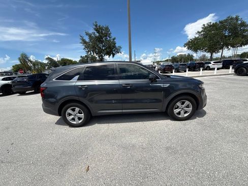 Used 2021 Kia Sorento LX FWD image 4