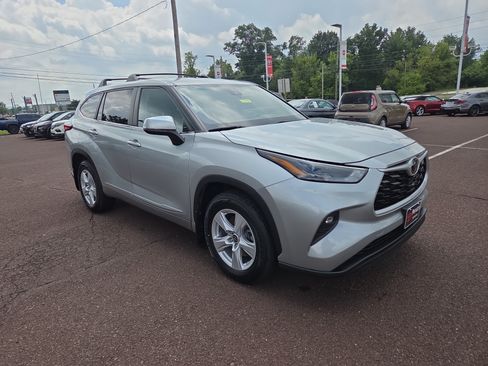 Used 2023 Toyota Highlander LE AWD/4WD image 1