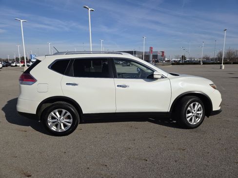 Used 2016 Nissan Rogue SV image 18