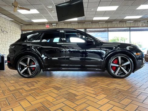 Used 2024 Porsche Cayenne Turbo AWD/4WD image 7