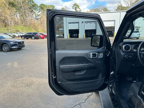 Used 2018 Jeep Wrangler Unlimited Sahara image 6