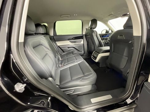 Used 2025 Lincoln Nautilus Premier image 23