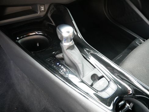 Used 2019 Toyota C-HR XLE FWD image 4
