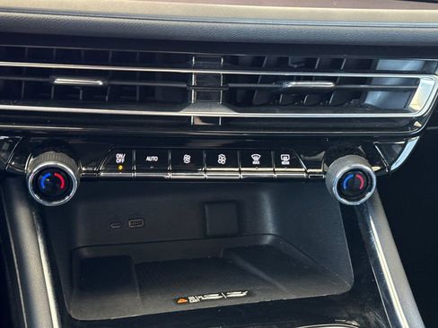 Used 2025 Chevrolet Traverse LT FWD image 33