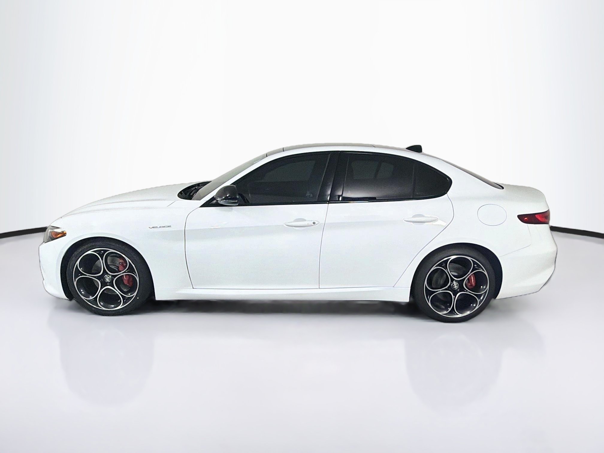 Used 2023 Alfa Romeo Giulia Veloce RWD image 4