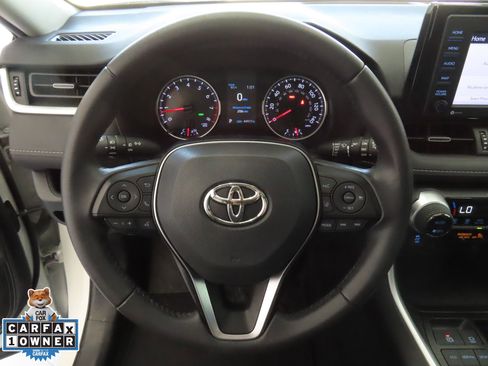 Used 2022 Toyota RAV4 XLE Premium image 16
