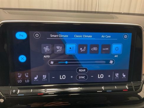 Used 2025 Volkswagen Atlas SE AWD/4WD image 16