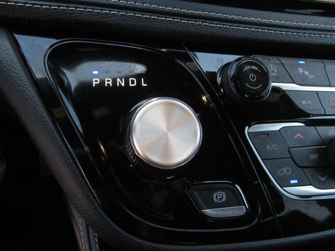 Used 2025 Chrysler Pacifica Limited FWD image 21